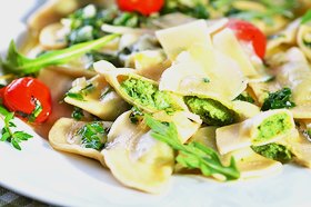 gefüllte Pasta mit Basilikumsoße und konfierten Tomaten (6,50 €).