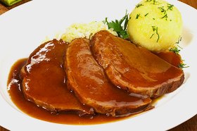 ofenfrischer Schweinebraten (7,50 €) mit Wirsinggemüse und Kloß