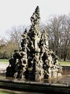 Foto: Masteraah https://de.wikipedia.org/wiki/Schlossgarten_%28Erlangen%29#/media/File:Hugenottenbrunnen2a.jpg